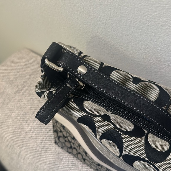 Mini/Small Coach Top Zip Bag in Pristine Condition - Picture 4 of 8